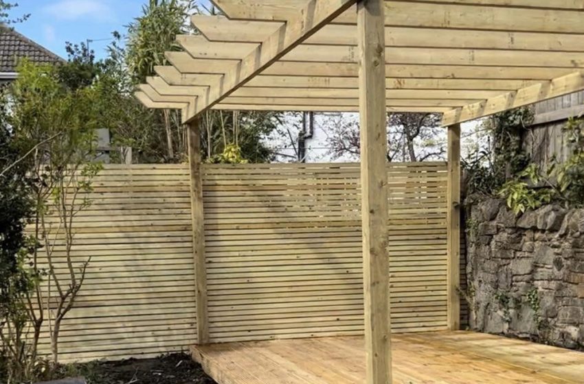  CREATE CONTEMPORARY FENCING WITH TRADITIONAL TIMBER